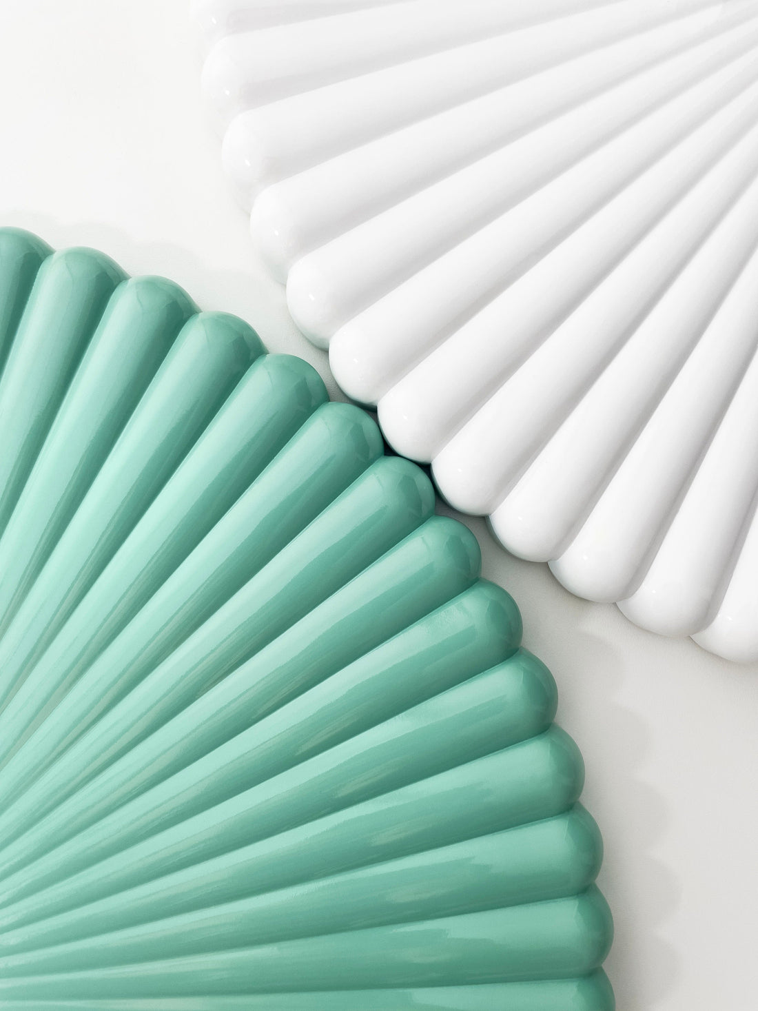 Wall clock 40cm-Silent-White/Green-Polyresin-NeXtime 'Mousse' - Goat Corp