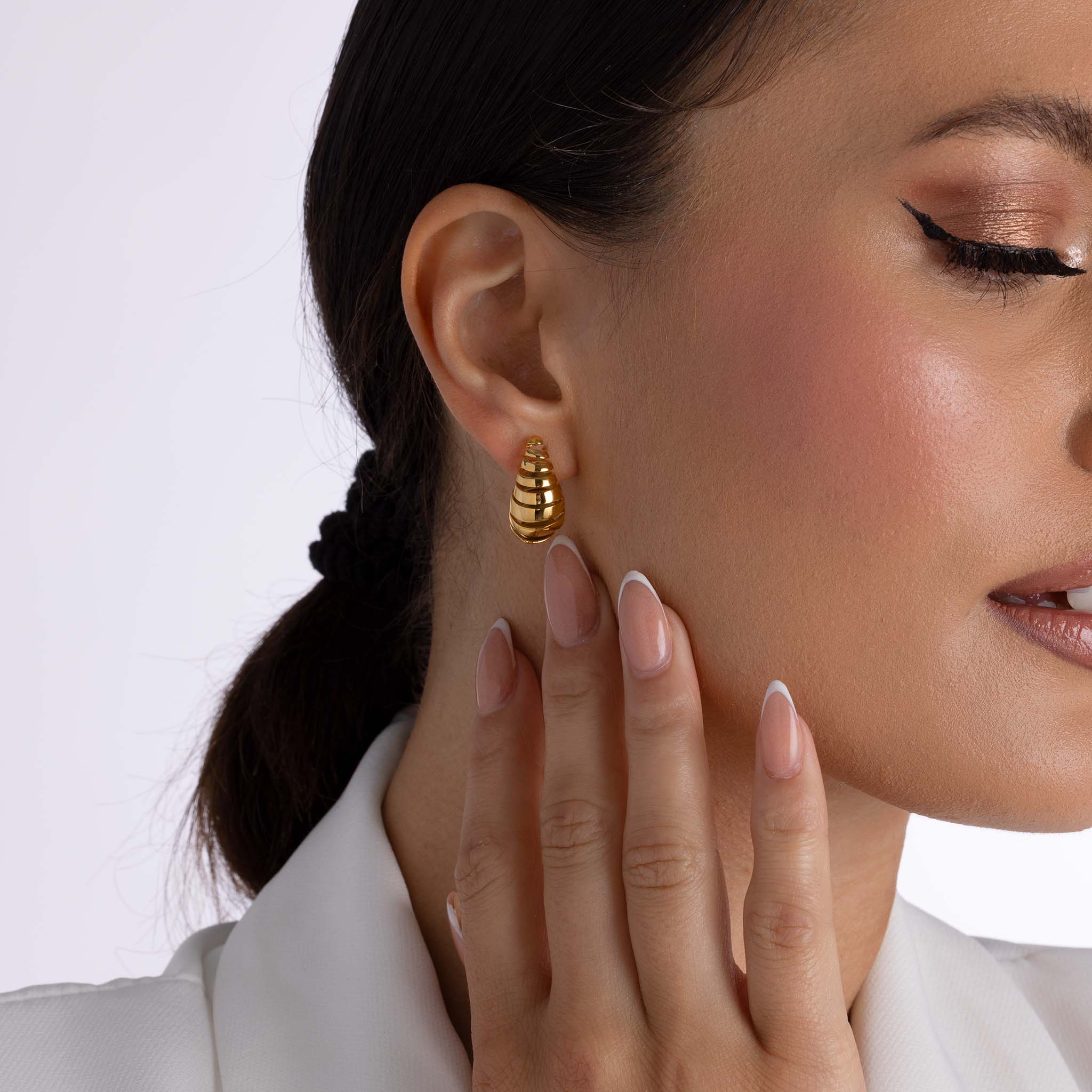 Curled drop earrings gold