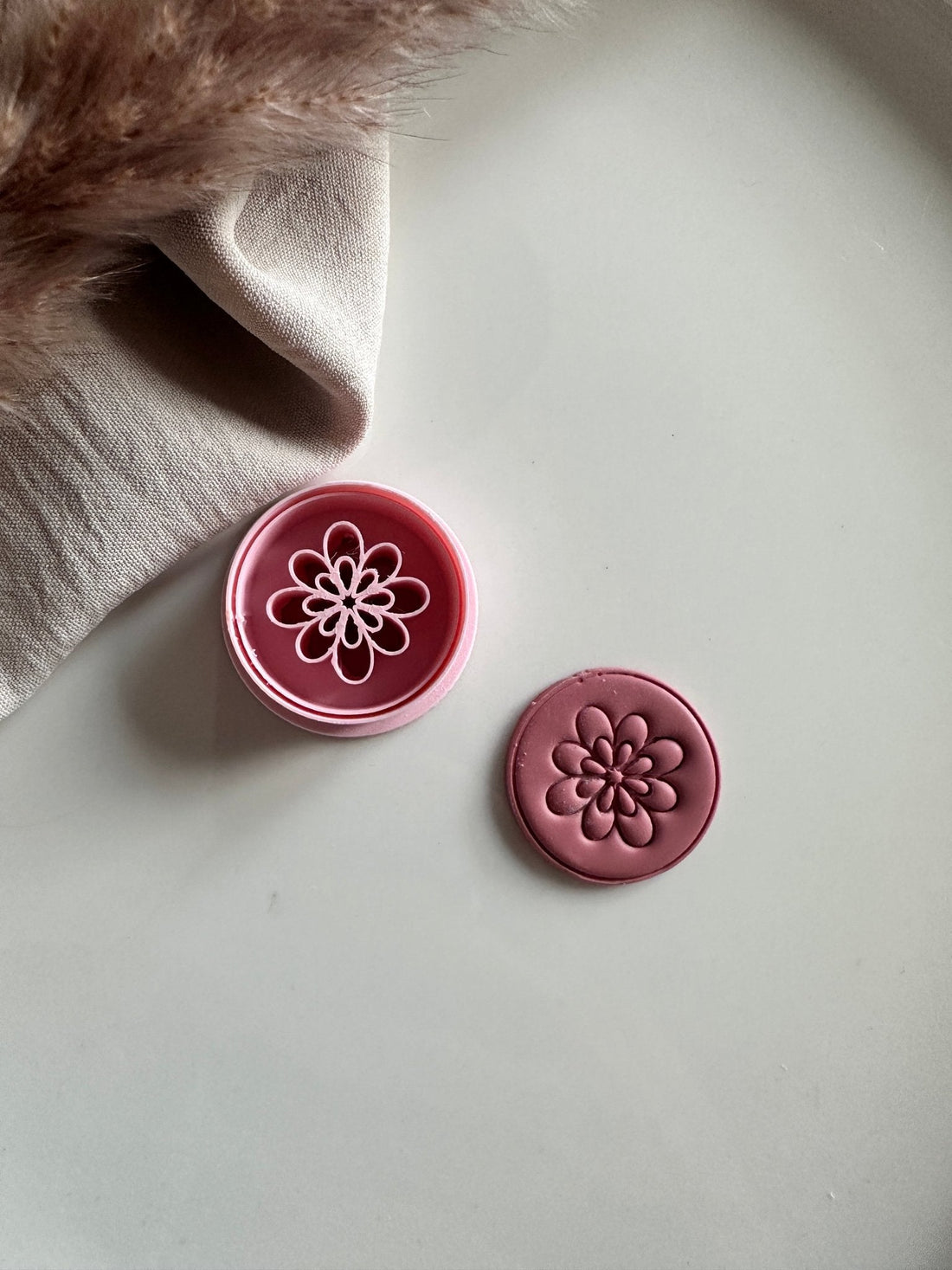 Embossed flower circle cutter - Goat Corp