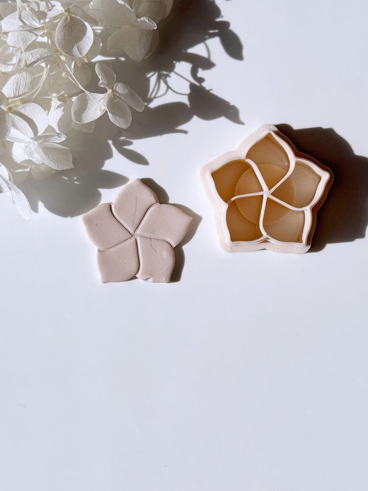 Embossed flower cutter - Goat Corp