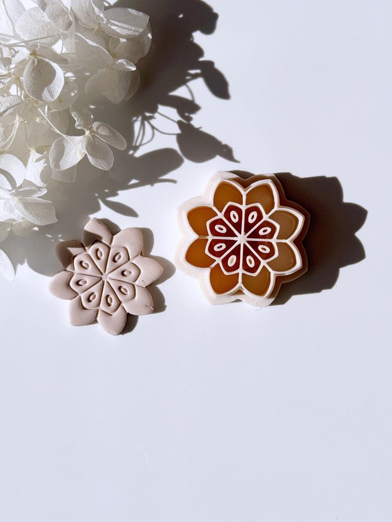 Embossed flower cutter - Goat Corp