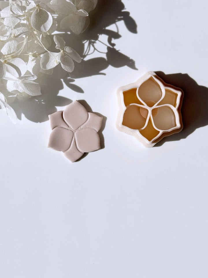 Embossed flower cutter - Goat Corp