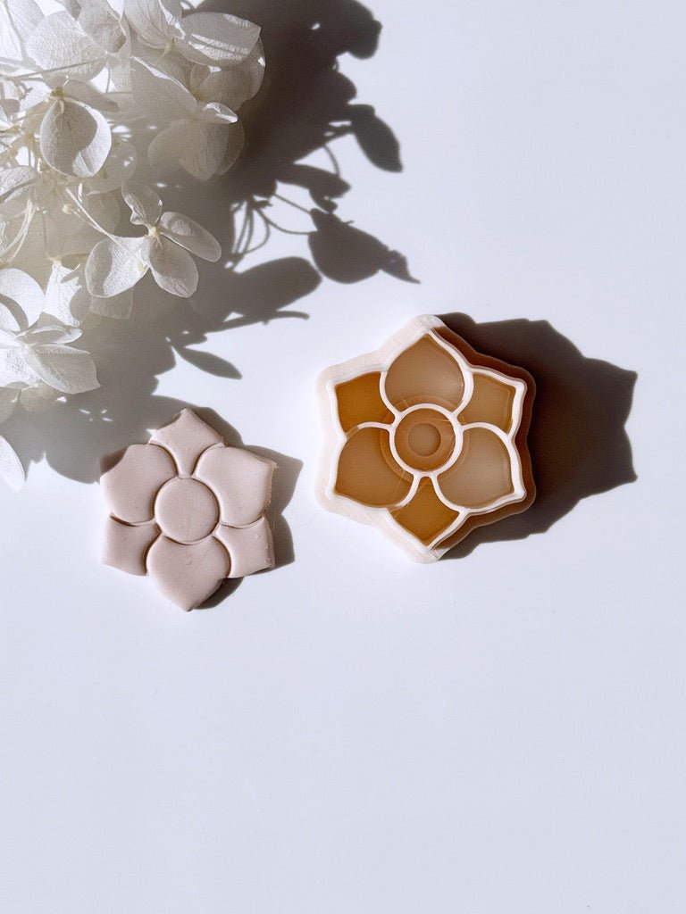 Embossed flower cutter - Goat Corp