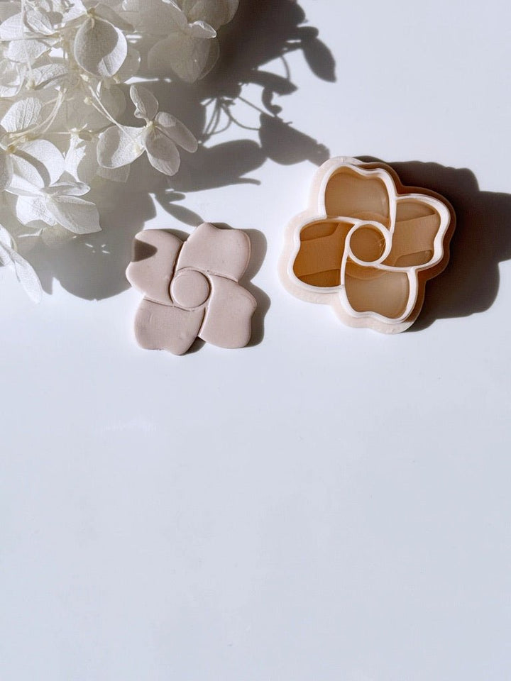 Embossed flower cutter - Goat Corp