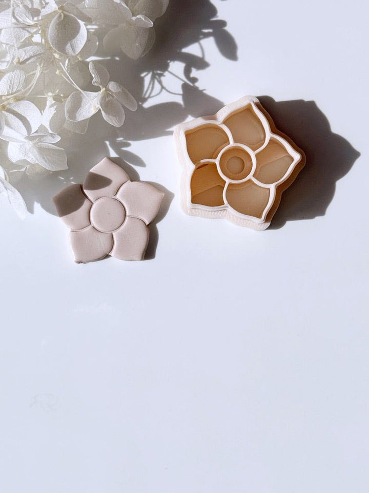Embossed flower cutter - Goat Corp