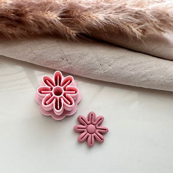 Small daisy embossed cutter - Goat Corp